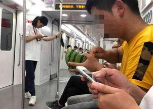 地铁吃瓜被打的视频,一幕引发网友热议的打人事件