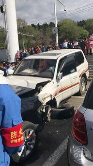 吃瓜看车被撞是真的吗视频,吃瓜看车被撞视频真相揭秘